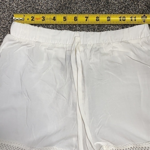 Heart Hips White Lace Hem Woven Shorts NWT - Picture 7 of 11